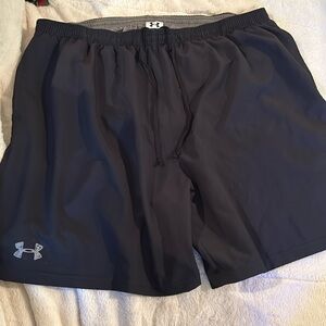 Under Armour black shorts 
Size xl or xxl
Great new condition 
Drawstring